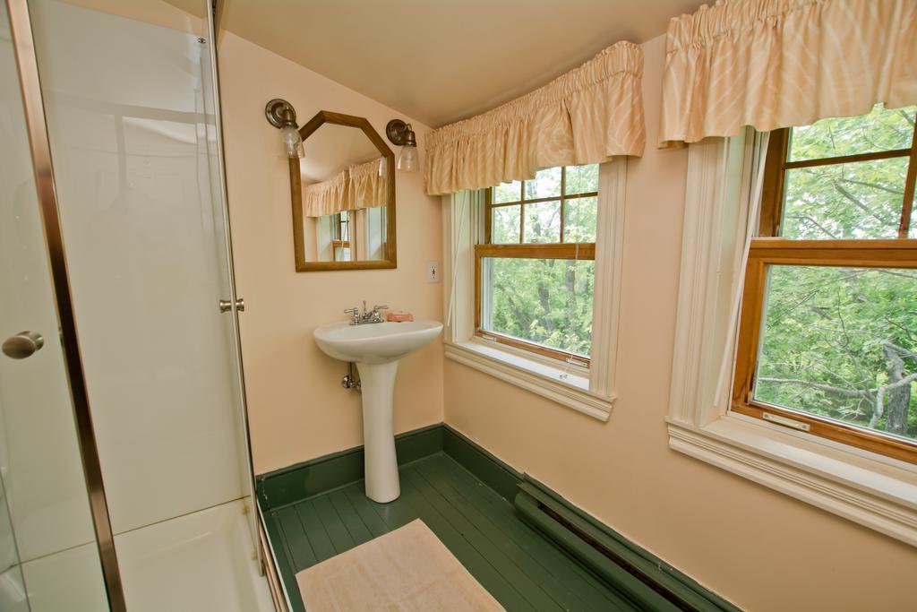 Auberge La Raveaudiere North Hatley Room photo