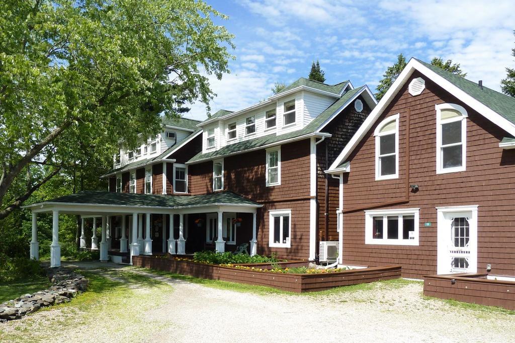 Auberge La Raveaudiere North Hatley Exterior photo